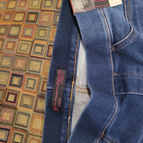 No Boundaries dark wash jeggings Designed to flatter every curve, flaxy comfy - Picture 4 of 4